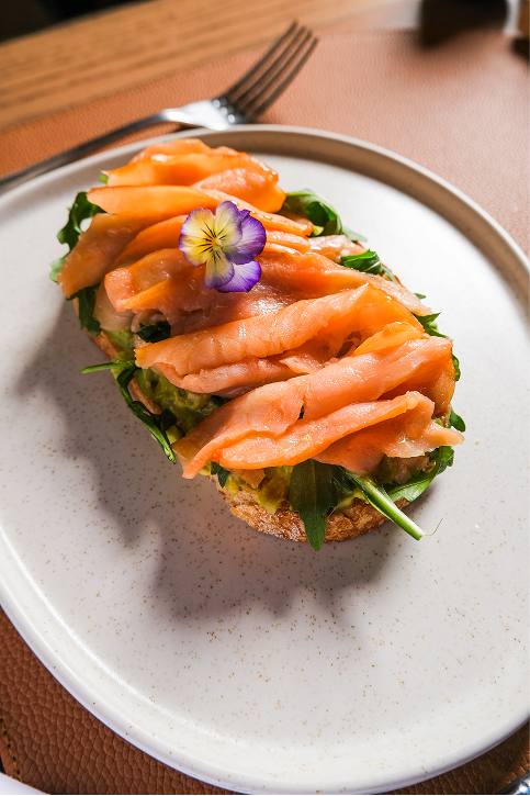 Avocado toast con salmón ahumado