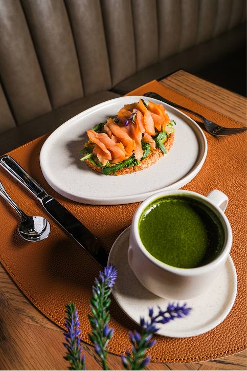 Bagel de salmón con matcha