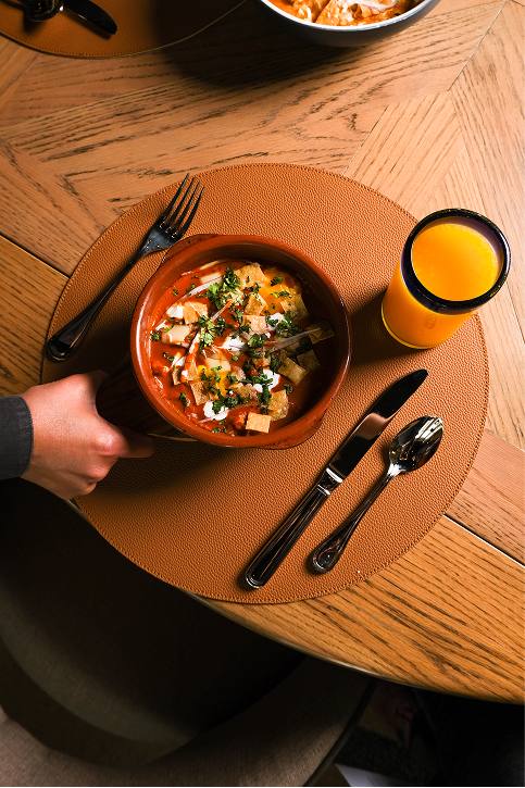 Cazuela de chilaquiles con jugo de naranja