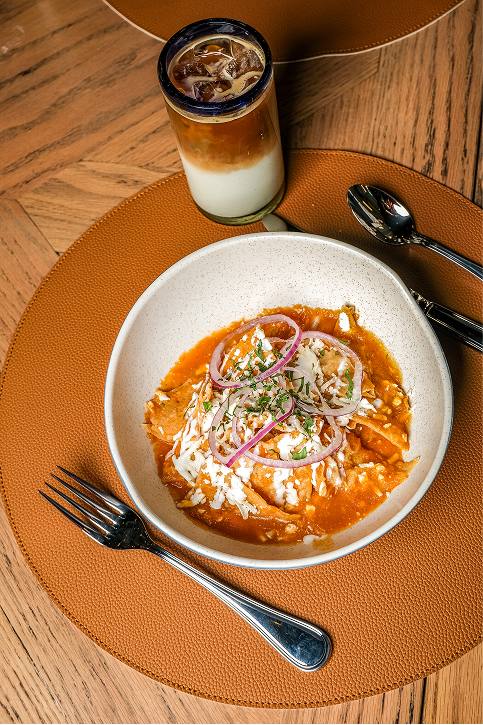 Chilaquiles rojos con bebida de la casa