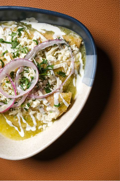 Chilaquiles verdes con queso y cilantro