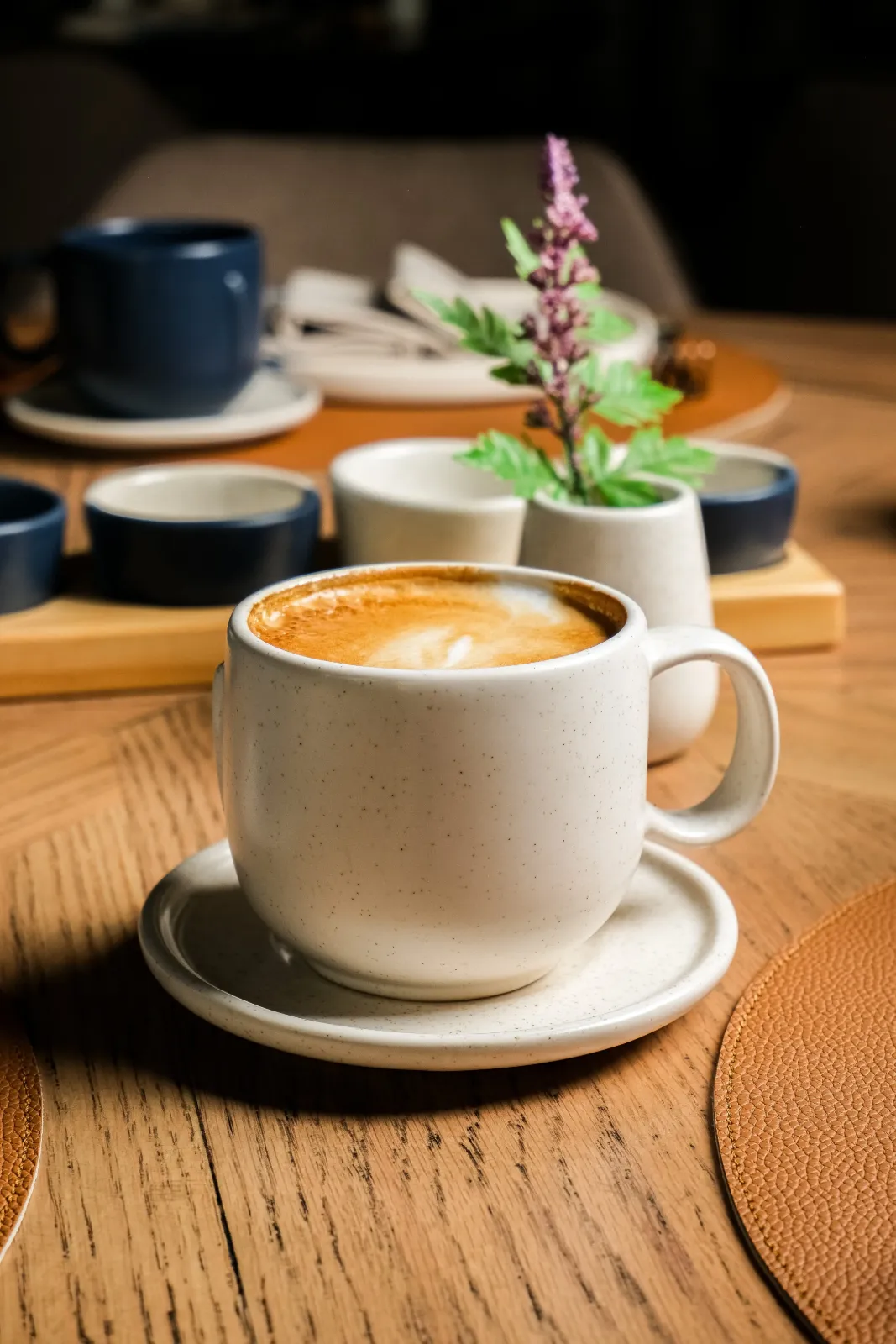 Café latte en taza artesanal de El Güiro