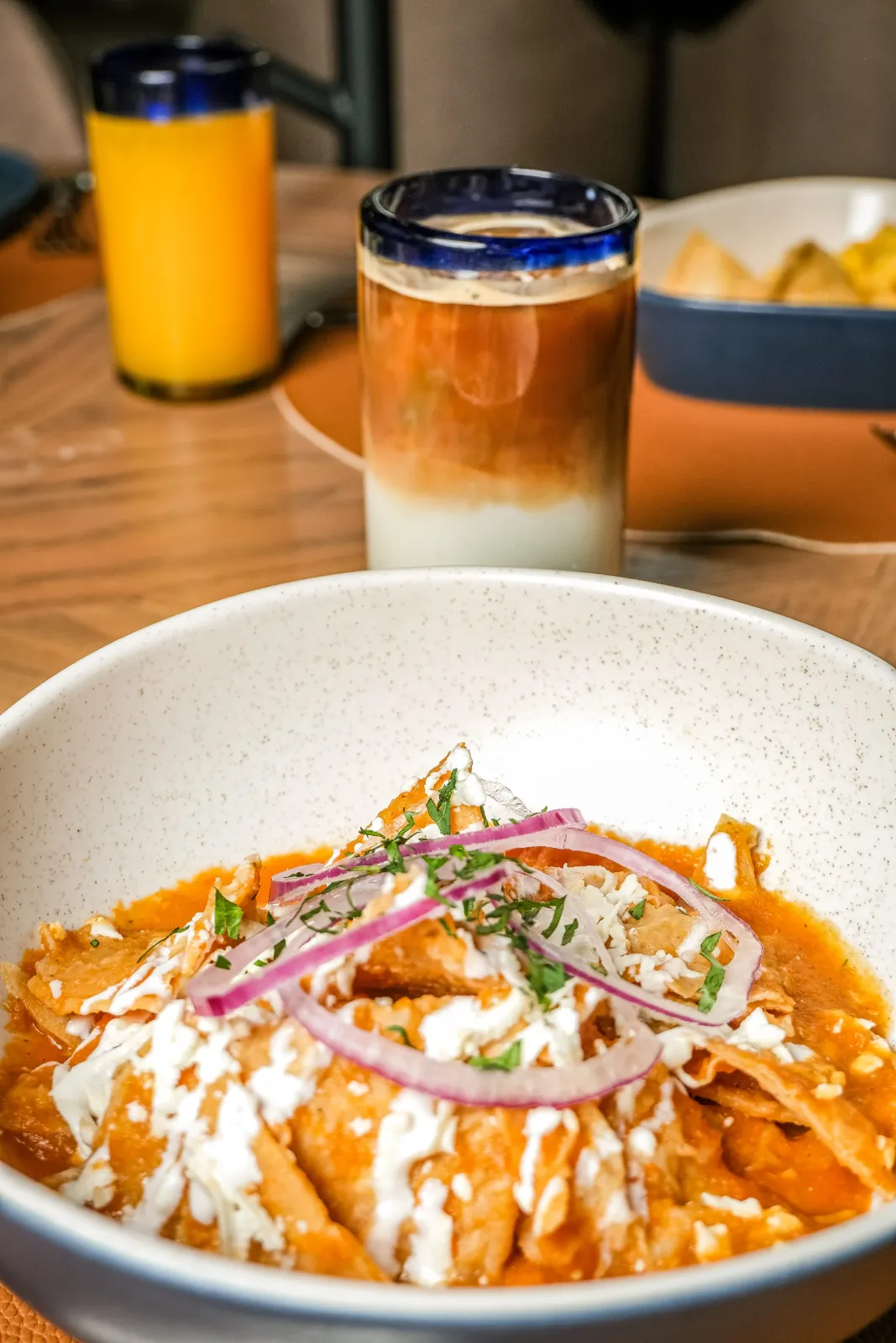 Chilaquiles rojos con café de la casa