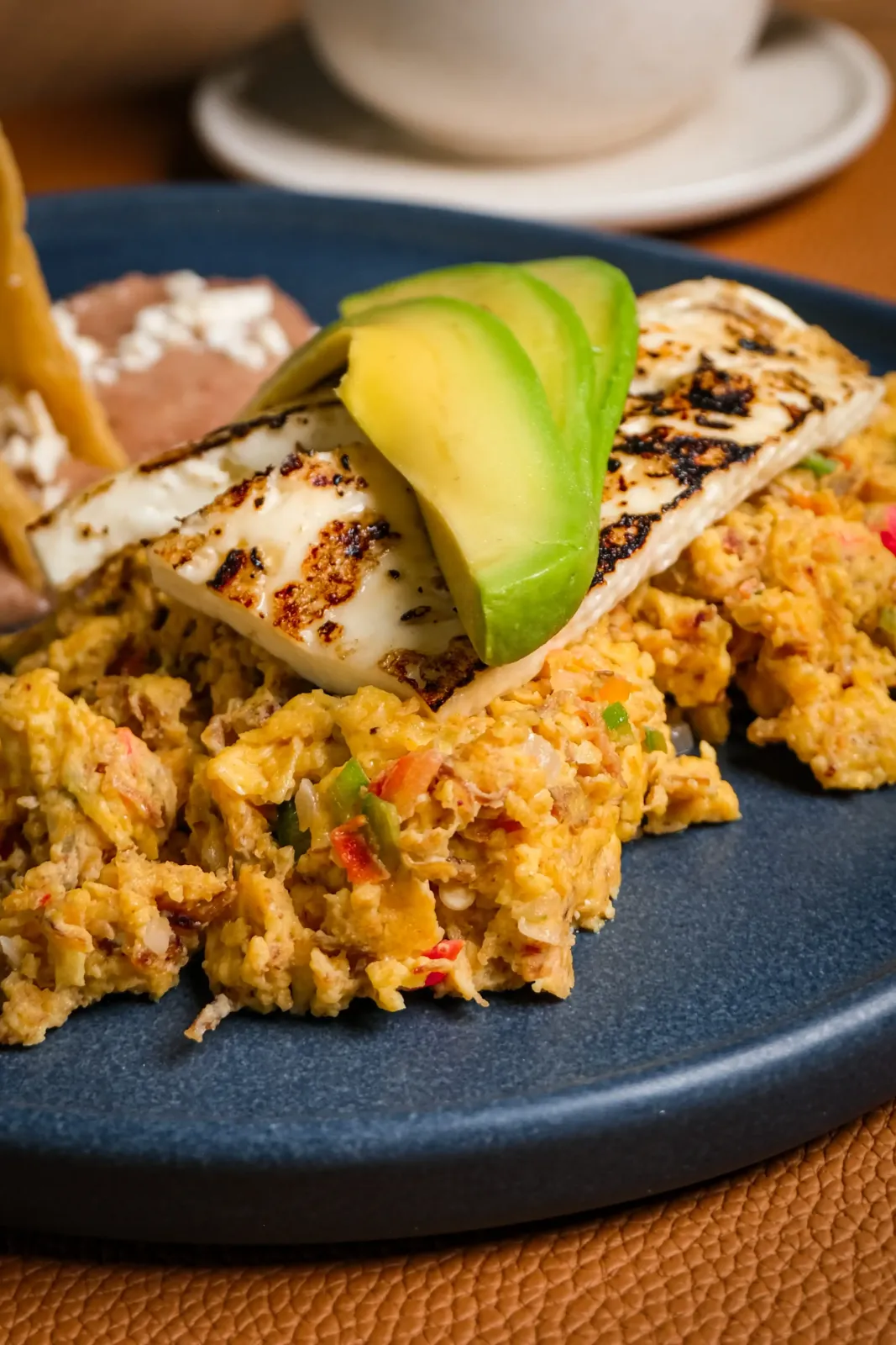 Detalle de huevos con machaca