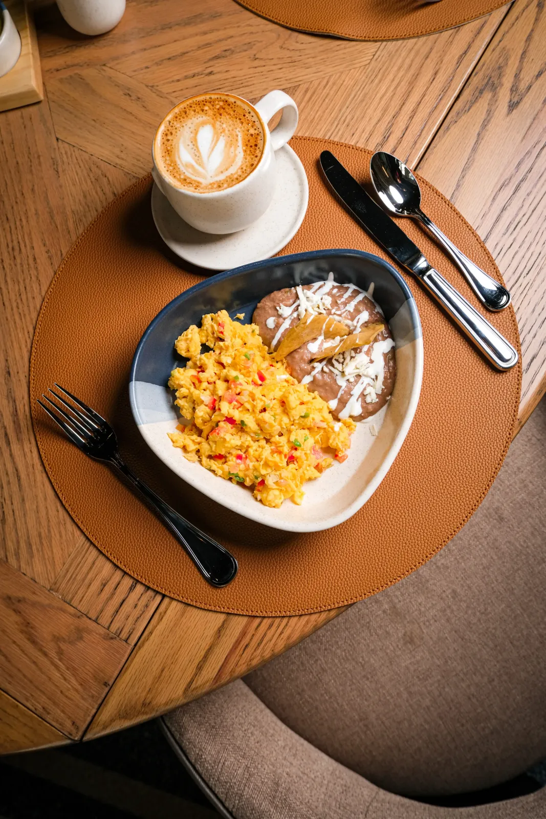 Huevos con machaca y frijoles refritos