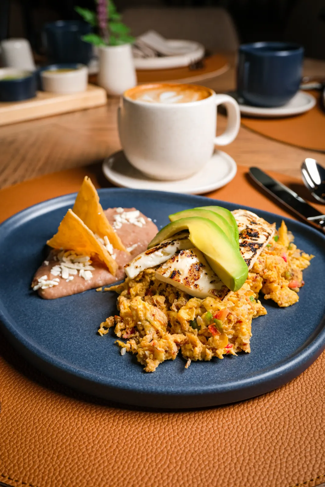 Huevos con machaca con queso asado y aguacate