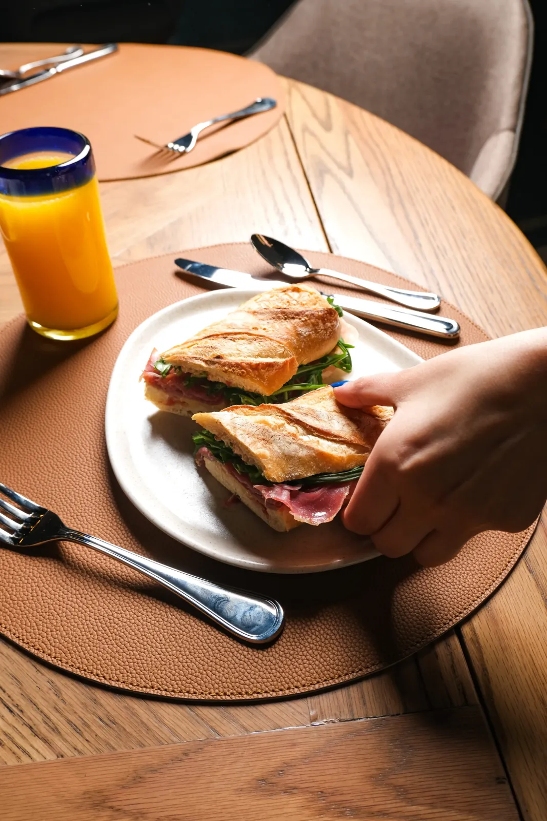 Panini con jugo de naranja