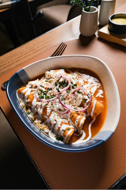Enchiladas rojas con crema y cebolla morada