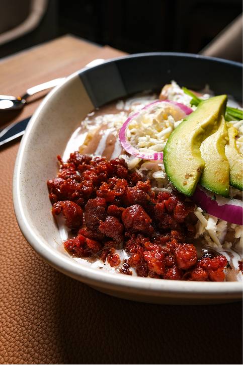 Enfrijoladas con chorizo y aguacate