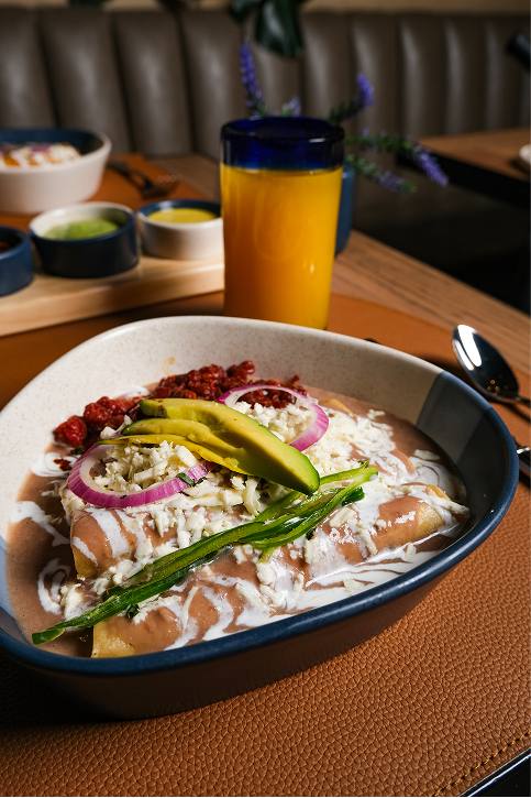 Enfrijoladas con jugo de naranja