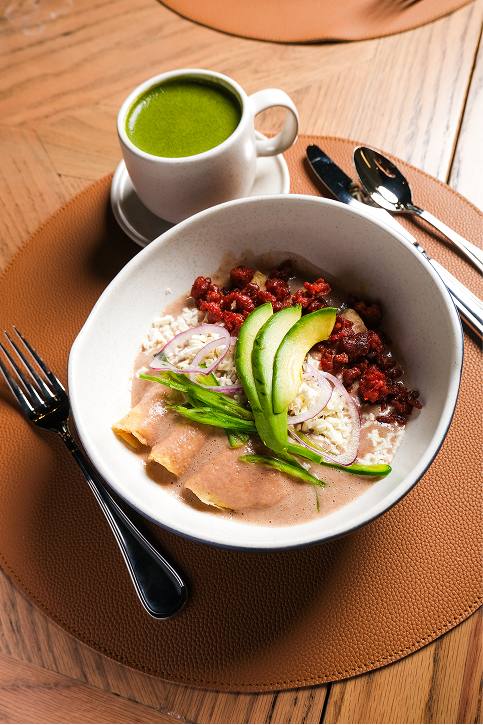 Enfrijoladas con chorizo y matcha