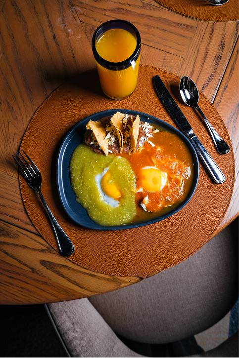 Huevos divorciados con jugo de naranja