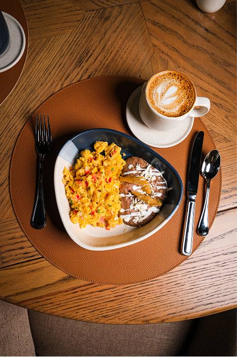 Huevos a la mexicana con capuchino