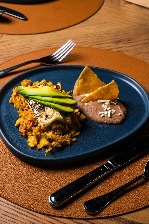 Machaca con aguacate y frijoles refritos