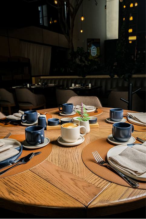Mesa servida con café y tazas artesanales