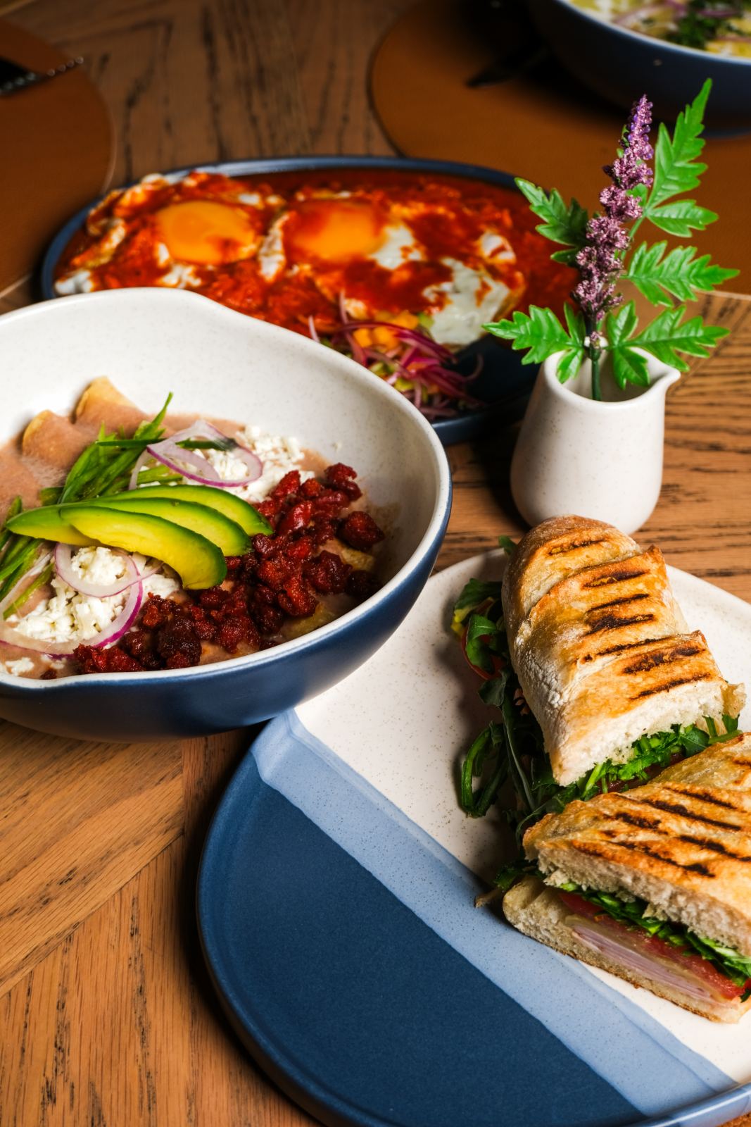 Mesa de El Güiro con enfrijoladas, huevos rancheros y panini