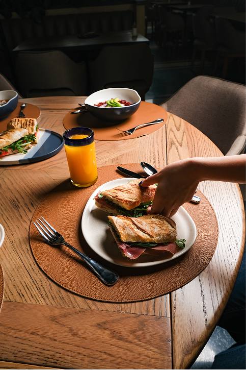 Panini artesanal con jugo de naranja