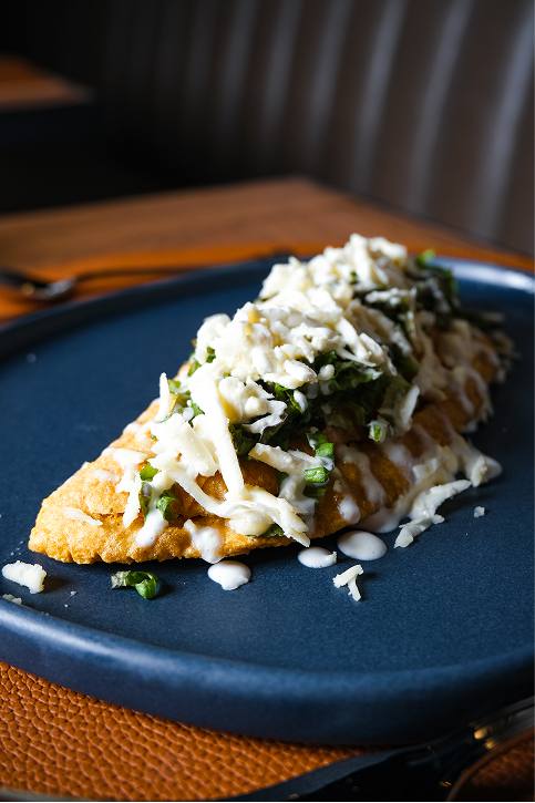 Quesadilla frita con queso y crema