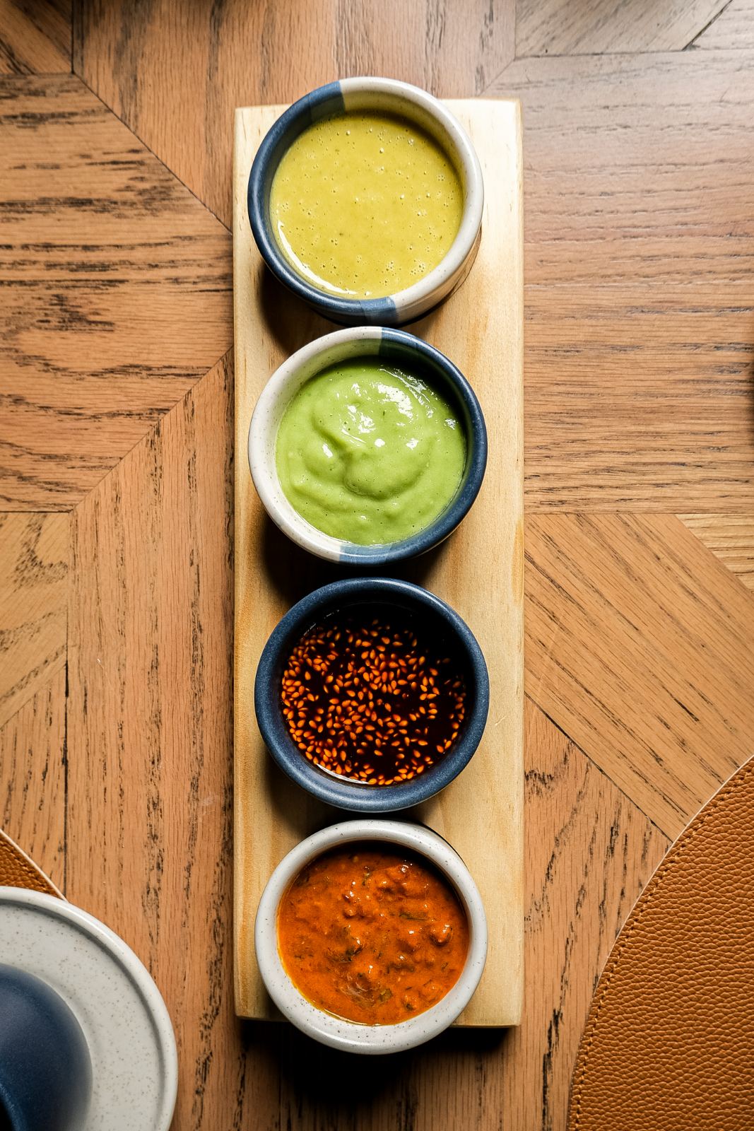 Tabla de salsas artesanales de la casa