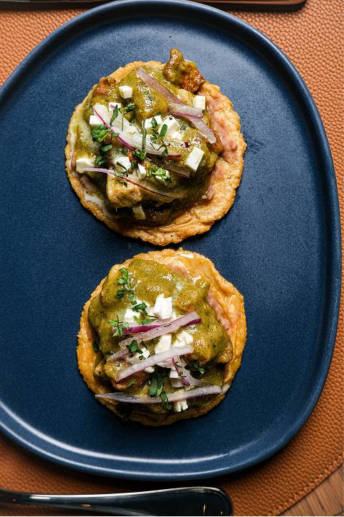 Tostadas en salsa verde con queso fresco