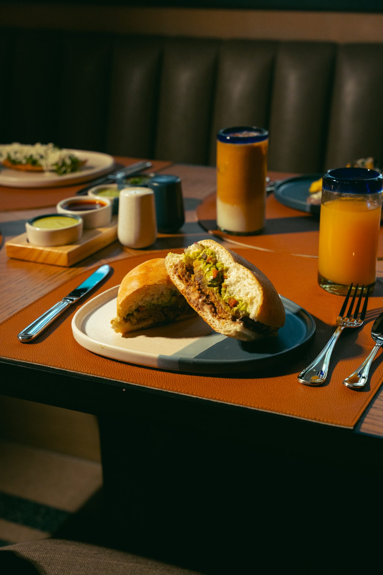 Platillos de El Güiro servidos en mesa
